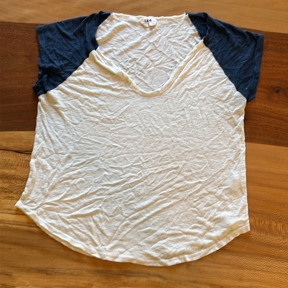 LNA cream blue tshirt